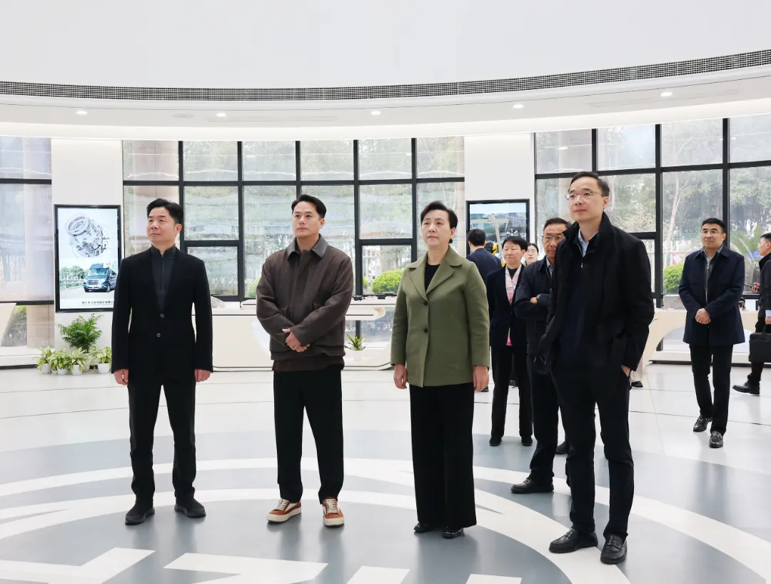Wang Wenxu, predseda mestského výboru Hangzhou Čínskej ľudovej politickej poradnej konferencie (CPPCC), vyšetruje spoločnosť Zhaofeng Co., Ltd.